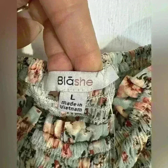 NWT Puffy shoulder flower top - Picture 4 of 6